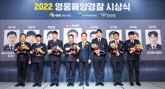 류열 에쓰오일 사장(오른쪽 네번째)이 시상식 후 수상자들과 기념촬영을 하고 있다. ⓒ 에쓰오일