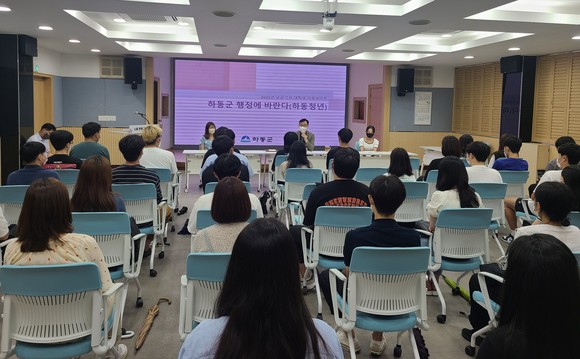 하승철 군수가 하동청년들과 장기적인 청년정책을 논의하고 있다. ⓒ 프라임경제