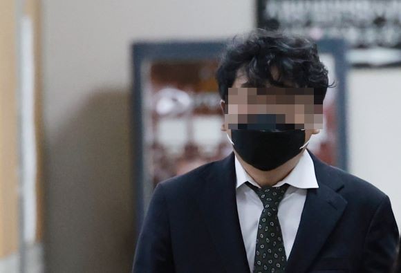 지난 10월 1000억원대 사기 혐의로 기소된 빗썸의 실소유주 이모 전 빗썸홀딩스·코리아 이사회 의장이 1심 속행 공판에 출석하고 있는 모습. ⓒ 연합뉴스