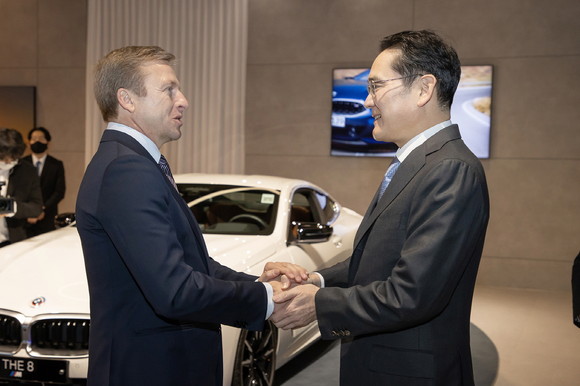 이재용 삼성전자 회장은 지난 17일 인천 영종도에 위치한 BMW 드라이빙 센터에서 올리버 집세(Oliver Zipse) BMW CEO 등 경영진과 만나 삼성SDI의 최첨단 'P5' 배터리셀이 적용된 BMW의 최신 전기차 '뉴 i7' 등을 살펴봤다. ⓒ 삼성전자