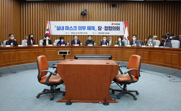 방역당국과 여당이 실내 마스크 착용 의무와 관련, 일정 기준을 충족할 경우 권고로 변경할 계획이다. ⓒ 연합뉴스