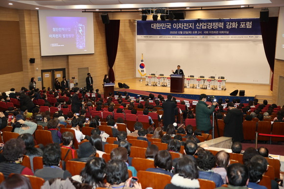 22일 국회 의원회관 대회의실에서 개최된 대한민국 이차전지 산업경쟁력 강화 포럼에서 이강덕 포항시장이 인사말을 하고 있다. ⓒ 포항시