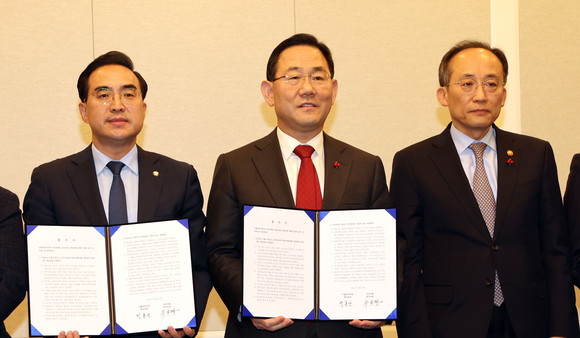 여야가 치열한 공방 끝에 2023년도 예산안에 합의했다. 국회는 내일 오후 6시 본회의를 열어 예산안과 세법을 일괄 처리할 계획이다. ⓒ 연합뉴스