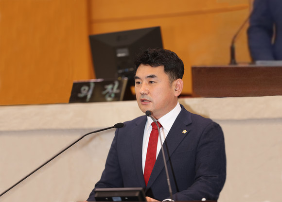 22일 포항시의회 본회의장에서 개최된 제301회 제2차 정례회에서 김상일 시의원이 5분 자유발언을 하고 있다. = 김진호 기자