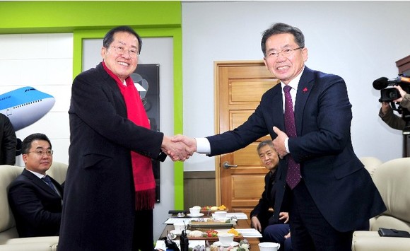 군위군청을 방문한 홍준표 대구시장을 맞아 김진열 군위 군수가 악수를 하고 있다. ⓒ 군위군