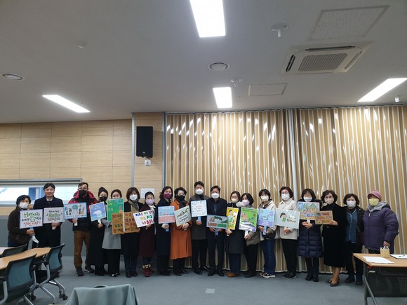 탄소중립실천 어린이 교육 포스터를 들고 기념사진을 촬영하고 있다. ⓒ (사)당진한국부인회