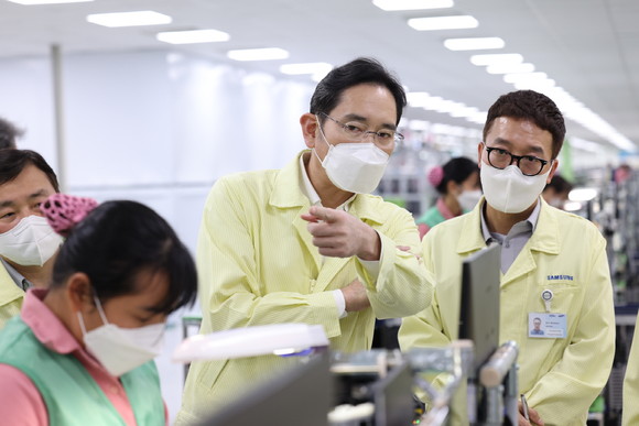 이재용 삼성전자 회장이 지난 22일 베트남 하노이 인근의 삼성전자 법인(SEV)을 방문해 스마트폰 생산 공장을 점검하는 모습. ⓒ 삼성전자