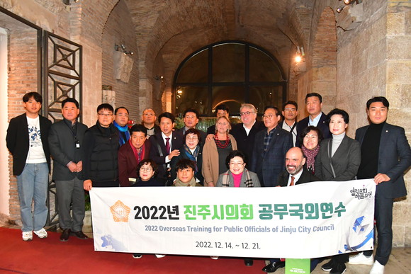 진주시의회가 로마시의회와 간담회를 가지고 상호교류 의지를 다지고 있다. ⓒ 진주시의회