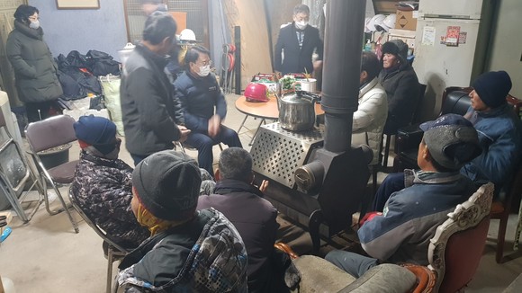 박동식 사천시장이 새벽 인력시장을 방문하고 있다. ⓒ 사천시