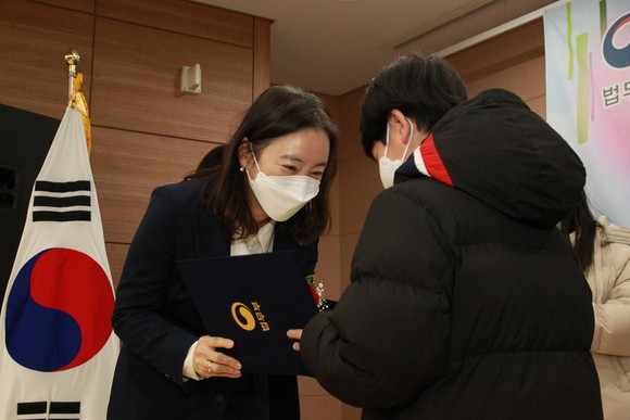 박현주 지청장이 모범청소년에게 장학금을 전달하고 있다. ⓒ 프라임경제