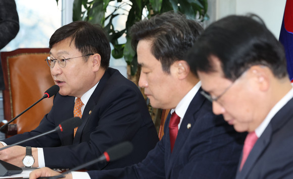 국민의힘이 오늘 전국위원회를 열고 차기 당 대표와 최고위원 선거를 일반 국민 여론조사 없이 당원 투표만으로 치르기 위한 당헌 개정을 마쳤다. ⓒ 연합뉴스