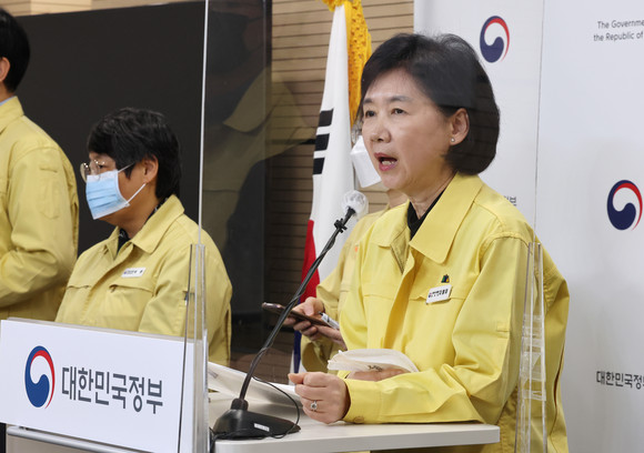 지영미 질병관리청장이 23일 오전 충북 청주시 질병관리청에서 실내마스크 의무화 조정계획 발표를 마친 뒤 취재진 질문에 답변하고 있다. ⓒ 연합뉴스