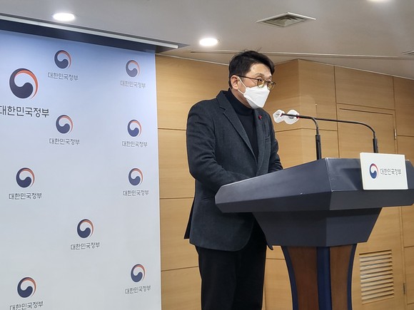 최우혁 과기정통부 전파정책국장이 23일 정부서울청사 브리핑룸에서 5G 주파수할당 이행점검 최종처분 결과를 발표하고 있다. = 박지혜 기자