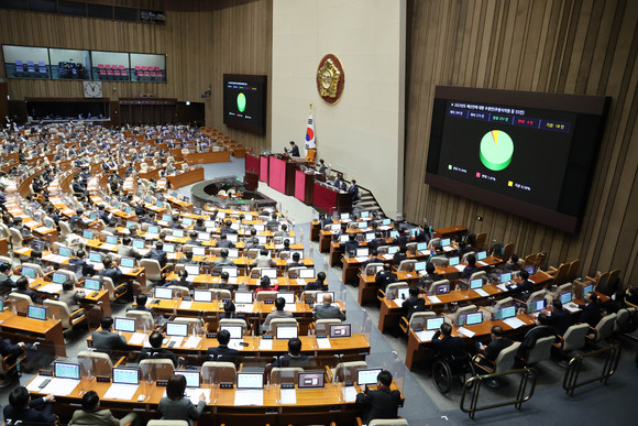 내년도 예산안이 여야의 긴 대치 끝 법정 처리 기한을 3주 이상 넘기며 국회를 통과했다. ⓒ 연합뉴스