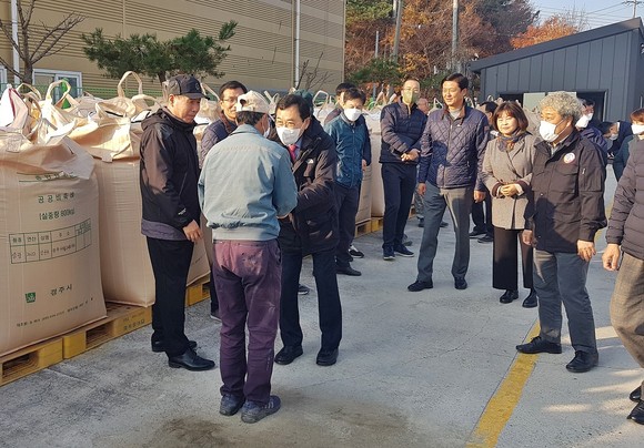 지난 16일 경주시 외동읍을 찾아 농민들을 격려하고 있는 주낙영 경주시장 모습. ⓒ 경주시청