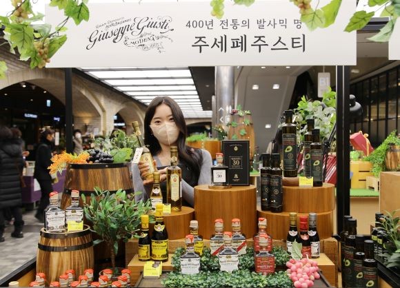 광주신세계는 한려 브랜드에서 프리미엄 '햇올리브오일&발사믹' 이색 식재료 팝업스토어를 진행하고 있다. ⓒ 광주신세계