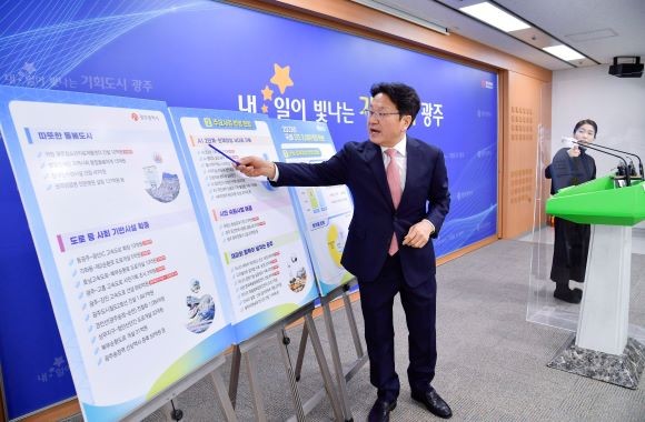 강기정 광주광역시장이 26일 오후 시청 브리핑룸에서 2023년 국비 예산 확보 성과 등을 설명하고 있다. ⓒ 광주광역시
