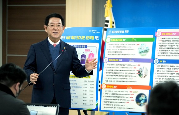김영록 전남지사가 국고 건의 정부예산에 대해 브리핑하고 있다. ⓒ 전라남도