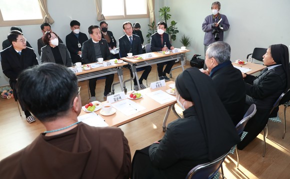 김영환 충북도지사가 26일 음성에 소재한 꽃동네 노숙인 요양원을 방문 모습. ⓒ 충북도