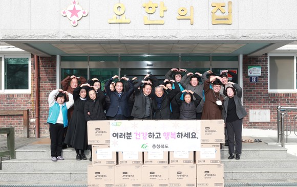 김영환 충북도지사가 26일 음성에 소재한 꽃동네 노숙인 요양원을 방문해 위문품을 전달 후 기념촬영을 하고 있다. ⓒ 충북도