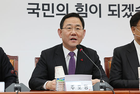 주호영 국민의힘 원내대표는 27일 원내대책회의에서 북한의 무인기 도발에 대한 우리 군의 조치를 지적했다. ⓒ 연합뉴스