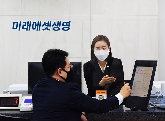 미래에셋생명은 지난 2020년 12월, 고객프라자 등 고객이 내방해 업무를 보는 창구에 종이가 필요 없는 페이퍼리스(Paperless) 시스템을 도입했다.