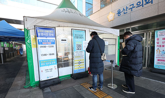 27일 코로나19 신규 확진자 수는 8만7596명이다. ⓒ 연합뉴스