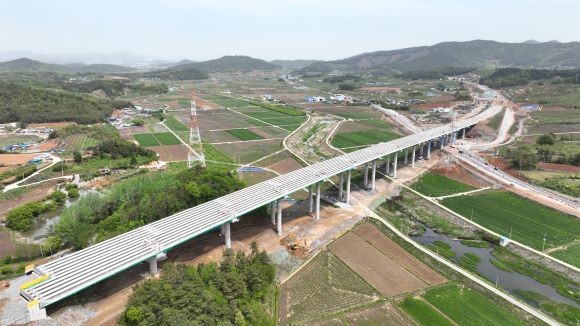 광주-완도 고속도로 1단계 구간 공사 현장 전경. ⓒ 완도군
