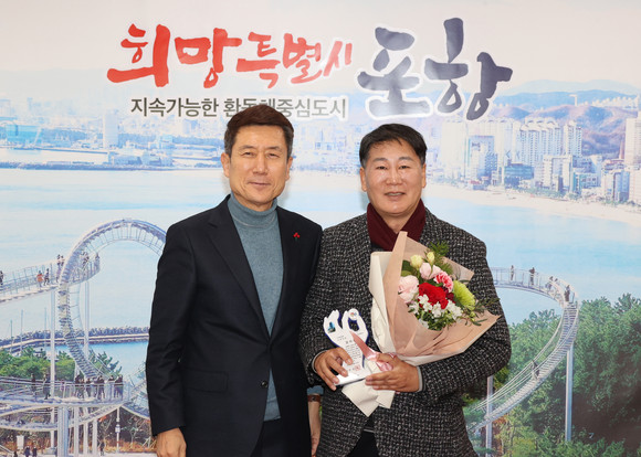 27일 본지 김진호 기자(우측)가 이강덕 포항시장(좌측)으로 부터 감사패를 수여받고 있다. = 최성필 기자