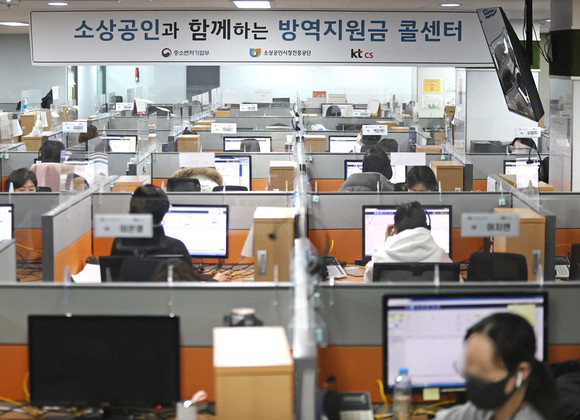 코로나19 여파로 정부 시범사업과 관련된 단기 상담 인력 수요가 늘어났다. 사진은 소상공인시장진흥공단 콜센터 전경. ⓒ 연합뉴스