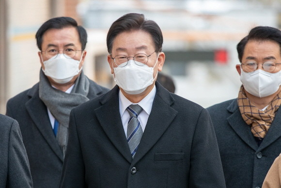 앞서 이재명 더불어민주당 대표는 28일 현장 최고위원회의 개최 전 강제징용 피해자 양금희 할머니와의 만남을 가졌다. ⓒ 연합뉴스