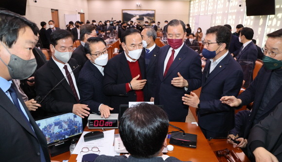 28일 국회 농림축산식품해양수산위원회에서는 양곡관리법 개정안에 대한 본회의 부의 요구 건을 놓고 여야 설전이 오갔다. ⓒ 연합뉴스