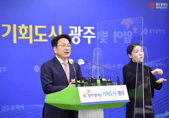 강기정 광주광역시장이 26일 오후 시청 브리핑룸에서 2023년 국비 예산 확보 성과 등을 설명하고 있다. ⓒ 광주광역시