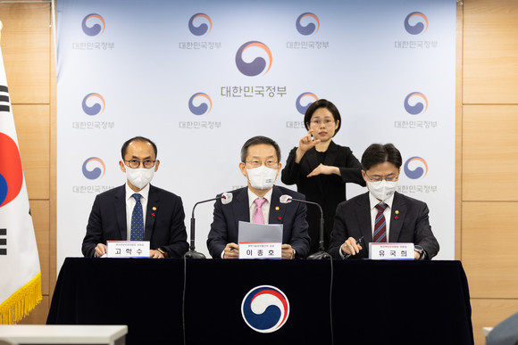 (왼쪽부터) 고학수 개인정보보호위원회 위원장과 이종호 과학기술정보통신부 장관, 유국희 원자력안전위원회 위원장이 28일 정부서울청사에서 2023년 업무보고 합동 브리핑을 하고 있다. ⓒ 개인정보보호위원회