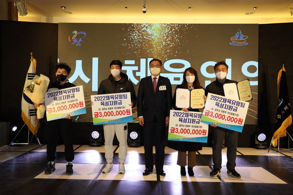 진주시체육회가 초·중 체육유망팀·선수들에게 장학금을 지원하고 있다. ⓒ 진주시체육회