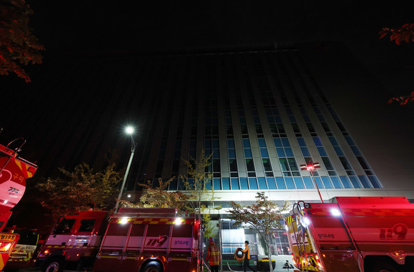지난 10월15일 오후 화재가 발생한 경기 성남시 분당구 삼평동 SK 판교 캠퍼스 A동에서 소방관들이 진화작업을 하고 있다. ⓒ 연합뉴스