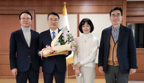 호남대학교 박상철 총장(왼쪽에서 두번째)은 광주지방검찰청에서 열린 2022년 하반기 표창장 전수·수여식에서 이수권 광주지검장으로부터 이원석 검찰총장 표창장을 전수 받은후 기념촬영을 하고 있다. ⓒ호남대학교