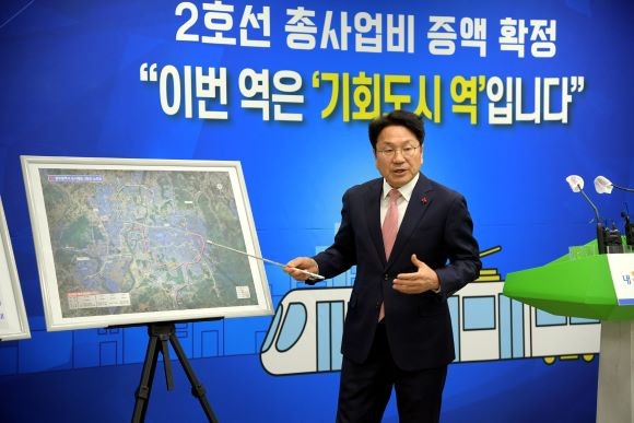 강기정 광주광역시장이 29일 오후 시청 브리핑룸에서 도시철도 2호선 관련 브리핑을 하고 있다. ⓒ 광주광역시