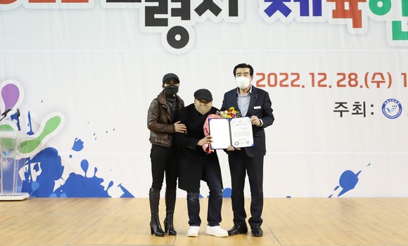 이봉주 마라토너가 명예시민증 교부 후 기념촬영을 하고 있다. ⓒ 보령시