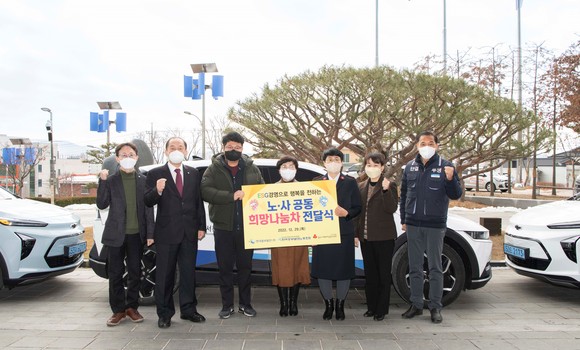 왼쪽부터 한국중부발전 김민수 경영관리처장, 한국중부발전 김호빈 사장, 이야기마을 박승현 팀장, 서천성폭력상담소 김애란 소장, 보령시 가족센터 양수정 센터장, 충남사회복지 공동모금회 이해영 팀장, 한국중부발전노동조합 신동주 위원장. ⓒ 중부발전