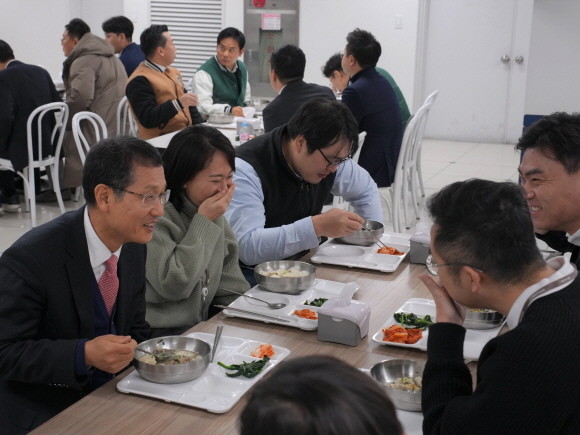 도곡동 바디프랜드 본사 사내 식당에서 지성규 총괄부회장(좌)과 직원들이 떡국을 나눠먹으며 담소를 나누고 있다. © 바디프랜드