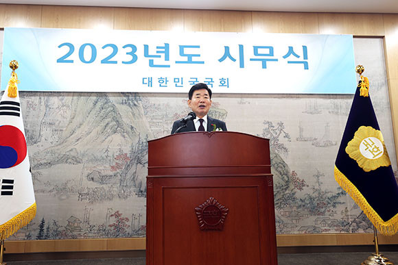 김진표 국회의장은 2일 2023년도 시무식 후 기자들 앞에서 "3월 중순까지 선거제도를 확정할 계획"이라고 밝혔다. ⓒ 국회