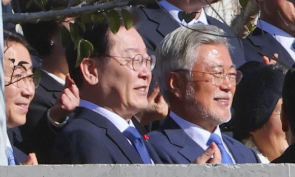 이재명 더불어민주당 대표는 2일 문재인 전 대통령 자택에 예방했다. ⓒ 연합뉴스