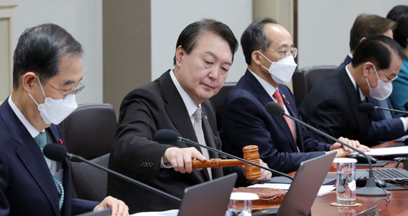 윤석열 대통령이 계묘년 첫 국무회의의 시작을 알리고 있다. ⓒ 연합뉴스