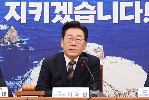 이재명 더불어민주당 대표는 4일 중대선거구제 도입에 관해 부정적인 견해를 밝혔다. ⓒ 연합뉴스