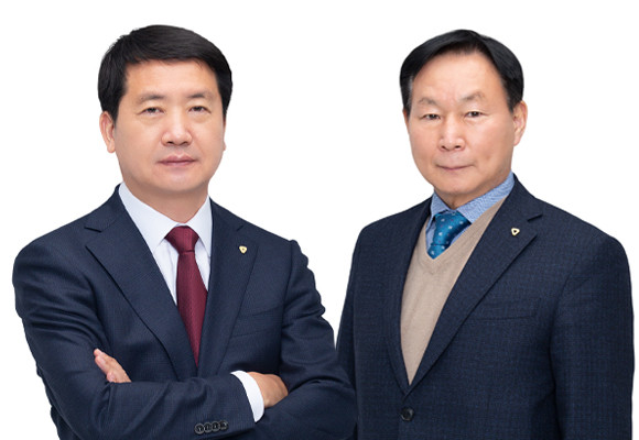 왼쪽부터 정철현 태광산업 첨단소재사업본부 대표이사, 조진환 태광산업 석유화학본부 대표이사. ⓒ 태광산업