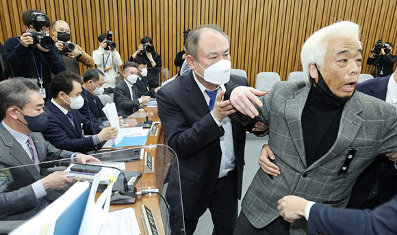 4일 진행된 참사 국정조사 특별위원회 1차 청문회에서 유가족이 항의하기 위해 증인석으로 다가간 바 있다. ⓒ 연합뉴스