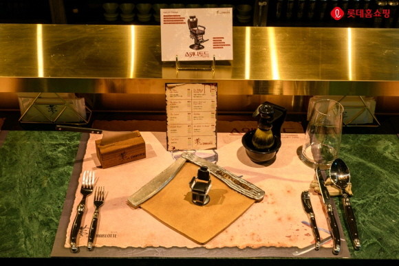 롯데홈쇼핑이 오는 9일 국내 최초 뮤지컬 스토리텔링 레스토랑 '몽드샬롯' 식사권을 판매하는 등 이색 모바일 콘텐츠를 선보인다. © 롯데홈쇼핑