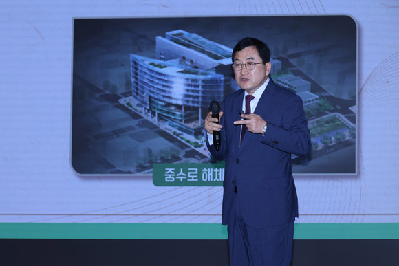 5일 주낙영 경주시장이 경주시청 알천홀에서 신년 언론인 간담회 브리핑을 하고 있다. = 김진호 기자