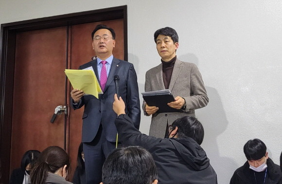 국회 정보위원회 간사인 유상범 국민의힘 의원과 윤건영 더불어민주당 의원이 5일 전체회의 내용을 발표했다. = 박성현 기자